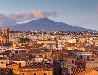 Vista dall'alto della città di Catania e dell'Etna