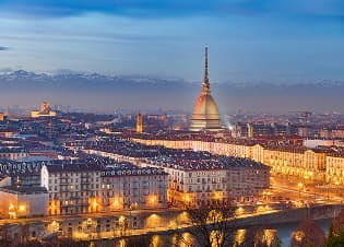 Vista dall'alto del lungo fiume Arno a Firenze