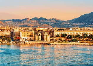 Vista panoramica del centro storico di Palermo affacciato sul mare
