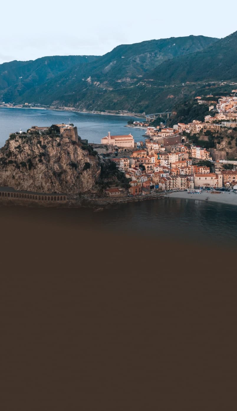 Vista del borgo calabrese di Scilla arroccato sulla scogliera con case colorate