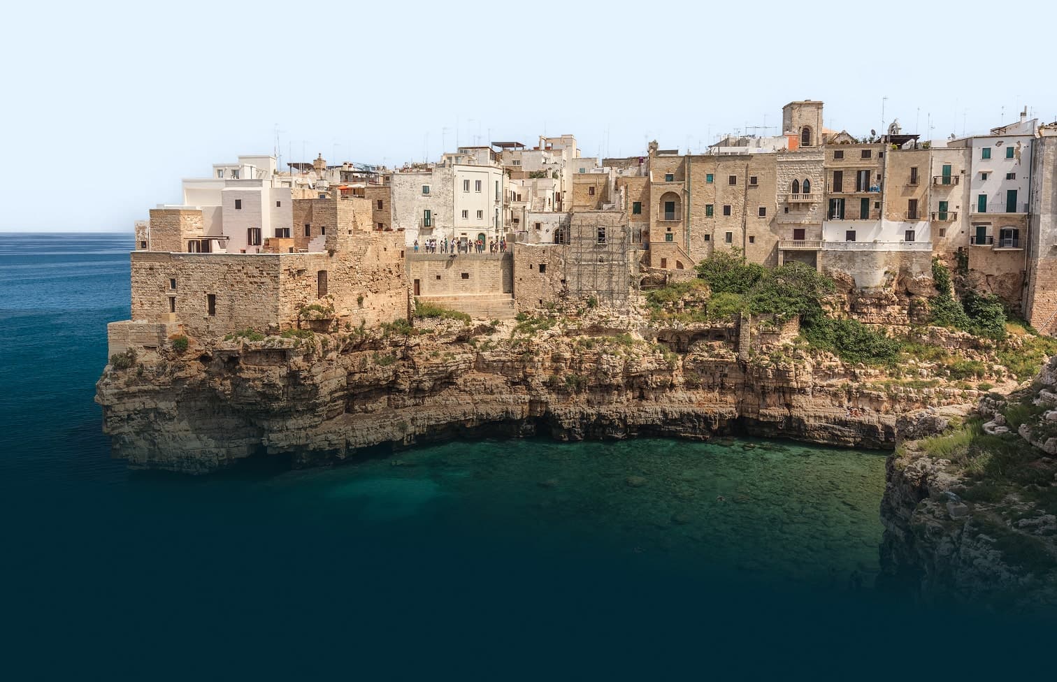 Centro storico di Bari con case bianche costruite sulla scogliera a picco