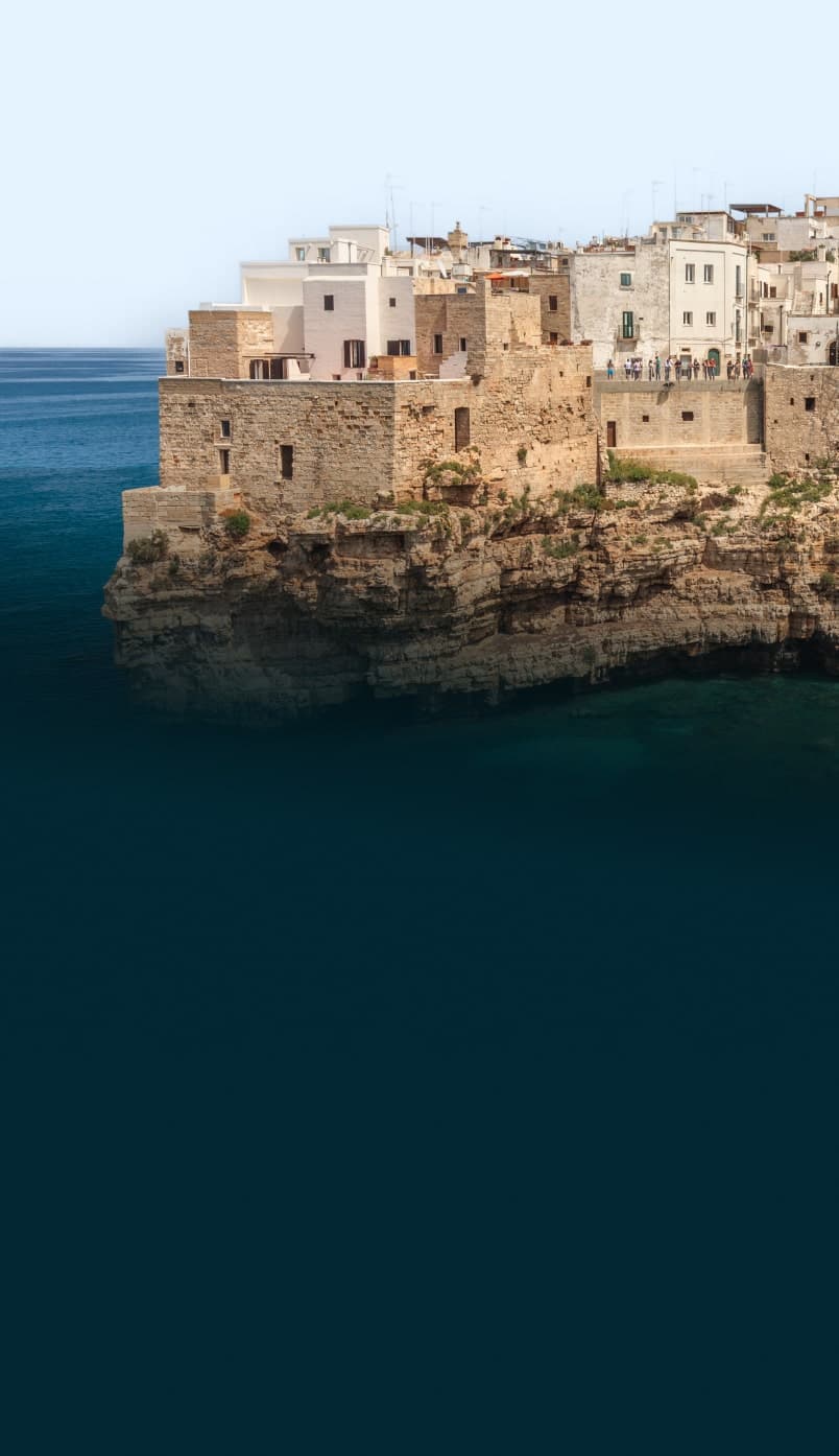 Centro storico di Bari con case bianche costruite sulla scogliera a picco