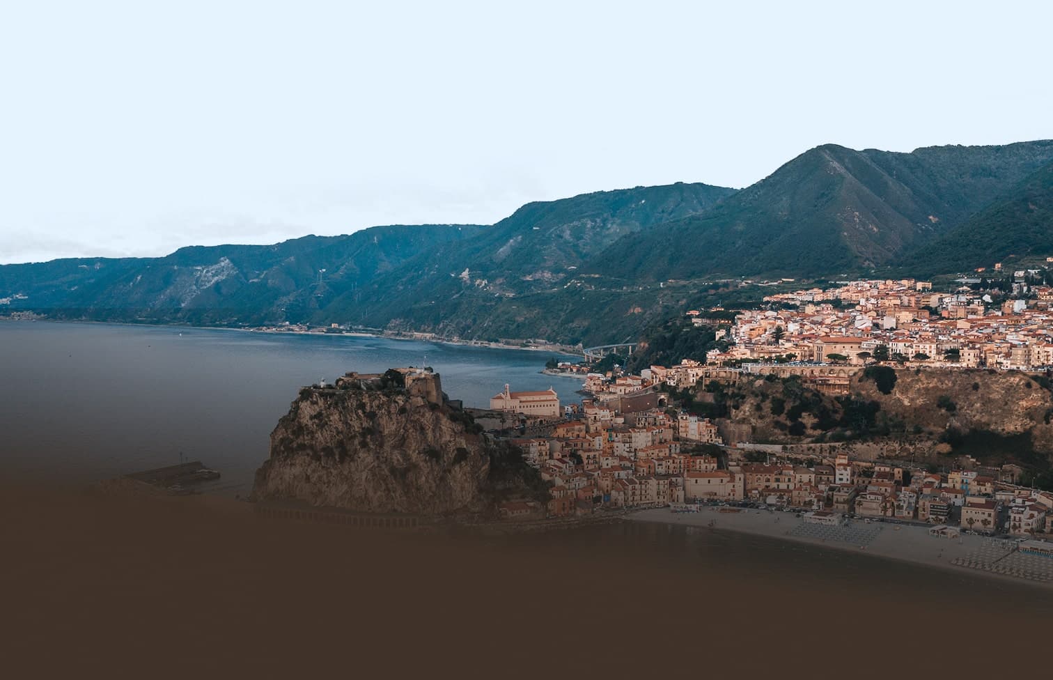 Vista del borgo calabrese di Scilla arroccato sulla scogliera con case colorate
