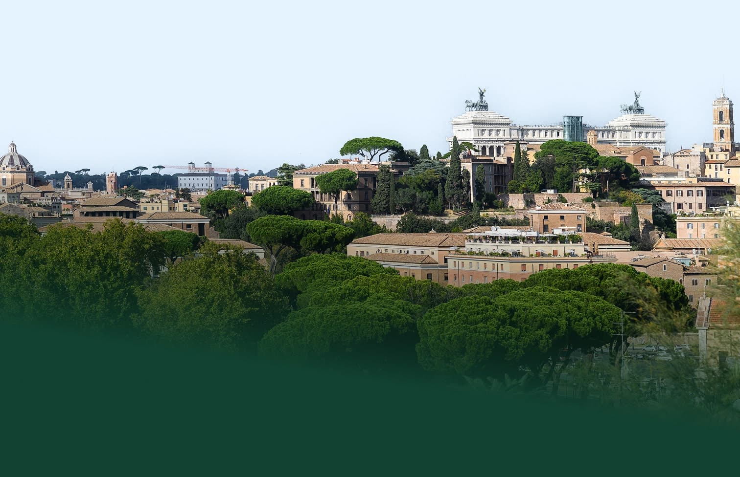 Panorama di Roma con monumenti storici immersi nel verde