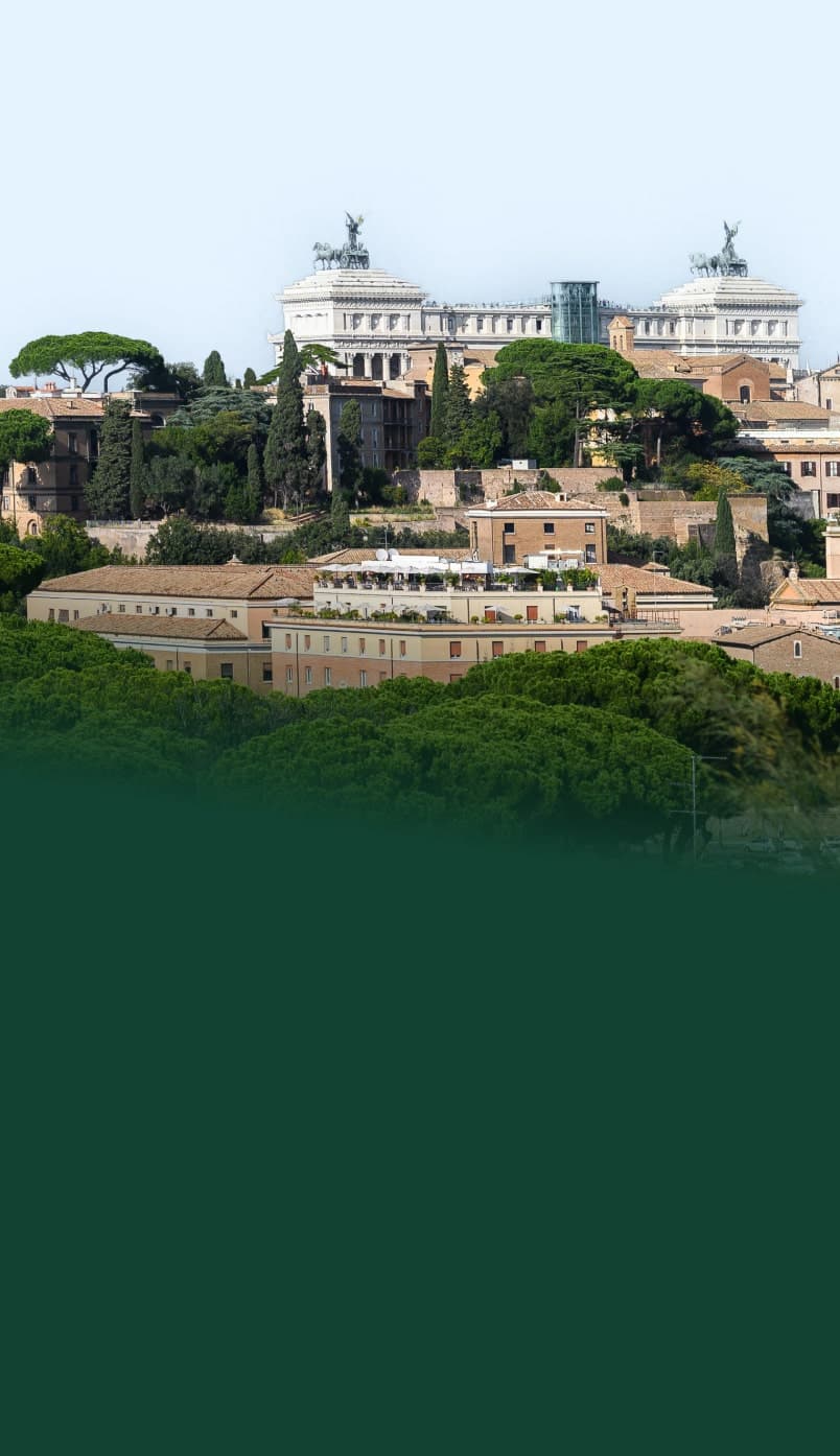 Panorama di Roma con monumenti storici immersi nel verde