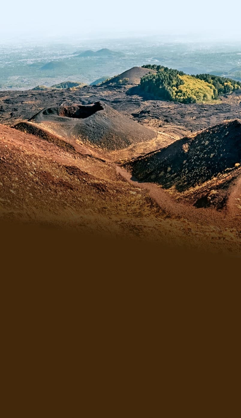 Paesaggio vulcanico dell'Etna con crateri e colate laviche