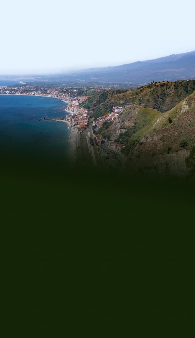 Panorama costiero di Taormina con paese tra colline e mare