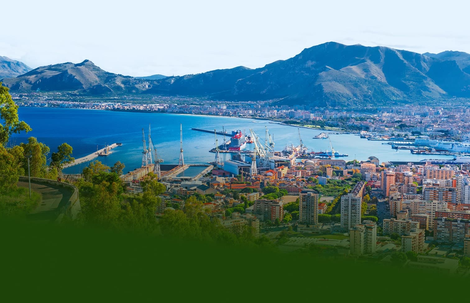 Paesaggio vulcanico dell'Etna con crateri e colate laviche