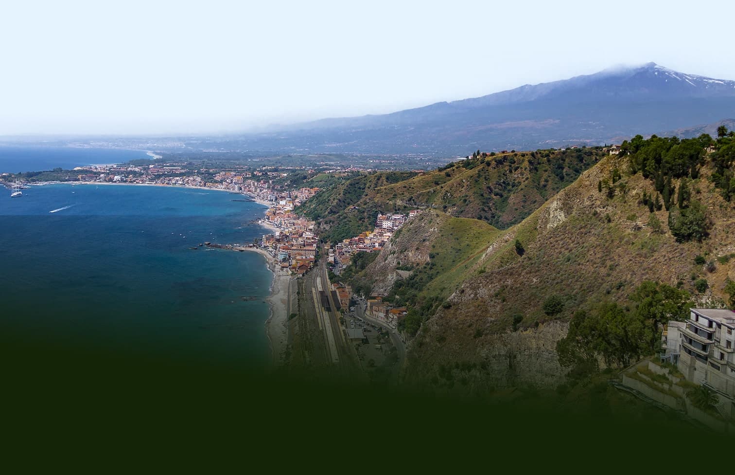 Panorama costiero di Taormina con paese tra colline e mare